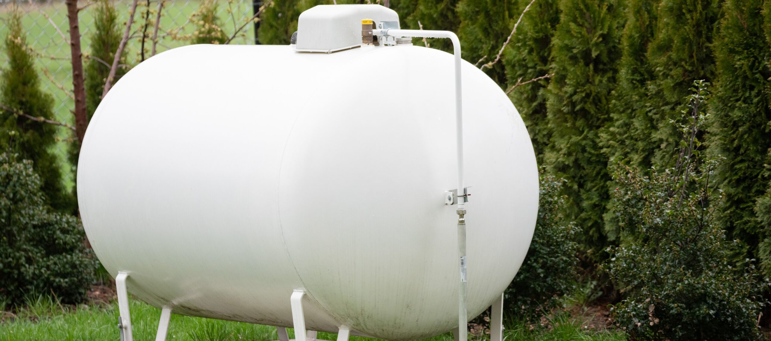 Camion de livraison propane connectant la citerne sur un site professionnel rural