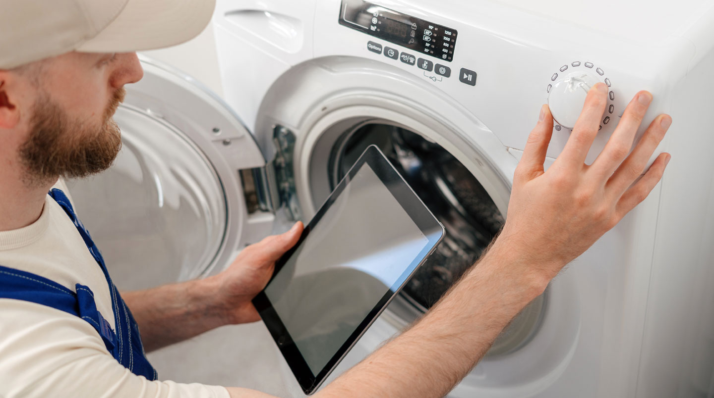 Vue grand angle d'un atelier de réparation moderne et lumineux avec un établi professionnel, des outils rangés et des pièces détachées visibles en arrière-plan