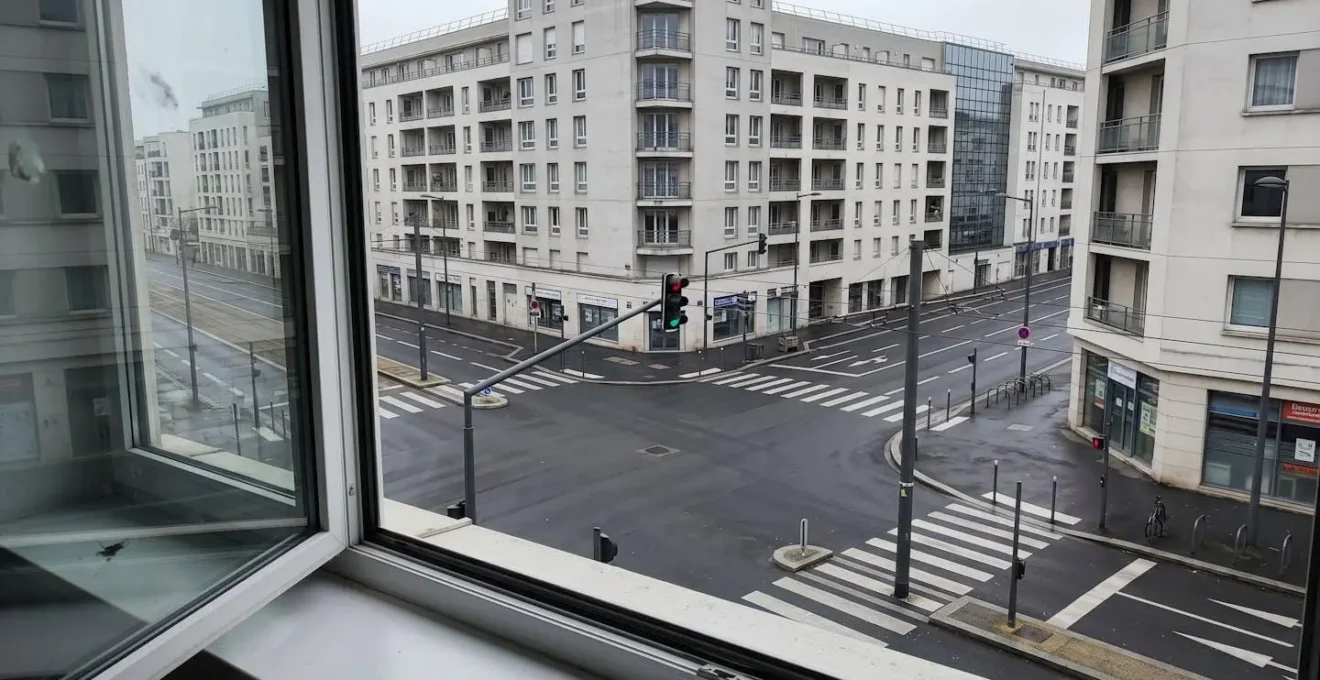 Gros plan sur une page ouverte d'un livre de philosophie, une main tenant un stylo en train de souligner un passage, le texte apparaissant flouté, profondeur de champ créant un effet bokeh en arrière-plan