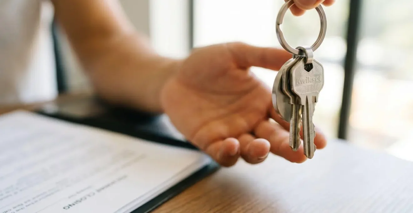 Professionnel d'une title company en Floride présentant des documents de closing (acte de vente final) lors d'une transaction immobilière, illustrant l'étape finale du processus d'acquisition