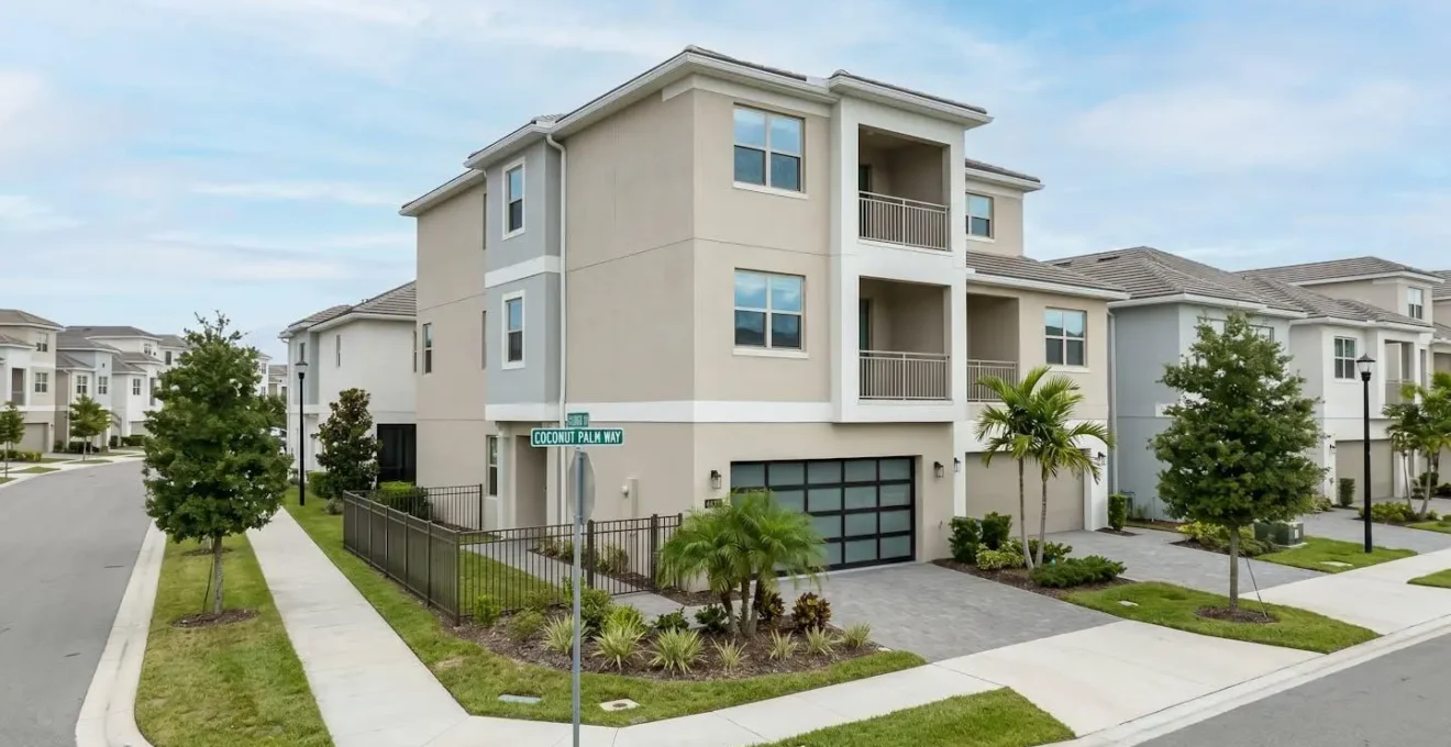 Townhouse de 2 étages dans une résidence sécurisée de Kissimmee, Floride, représentant le type de bien intermédiaire entre appartement et villa pour investissement locatif